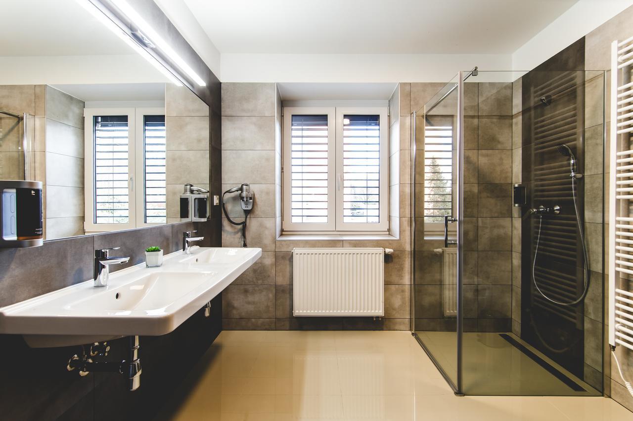 Silesia Residence Ostrava Exteriör bild Bathroom with shower