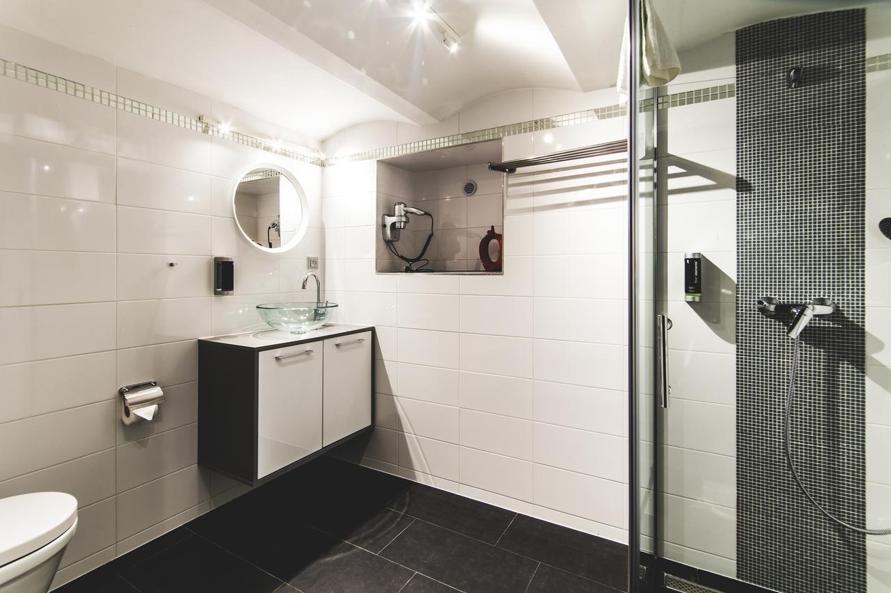 Silesia Residence Ostrava Exteriör bild Bathroom with shower